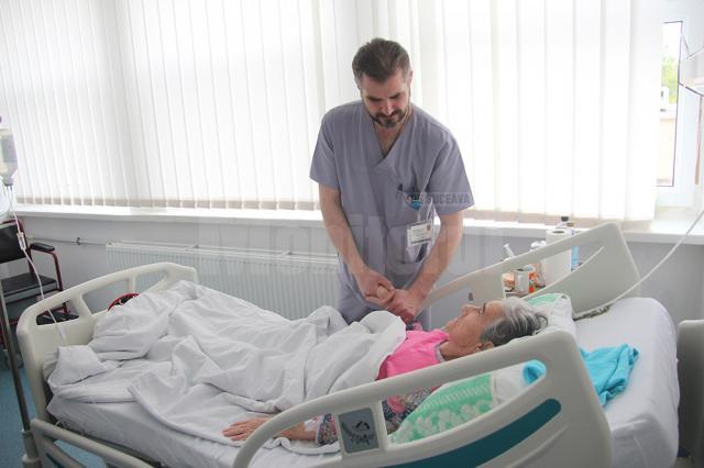 Dr. Gavrilovici la patul unei paciente