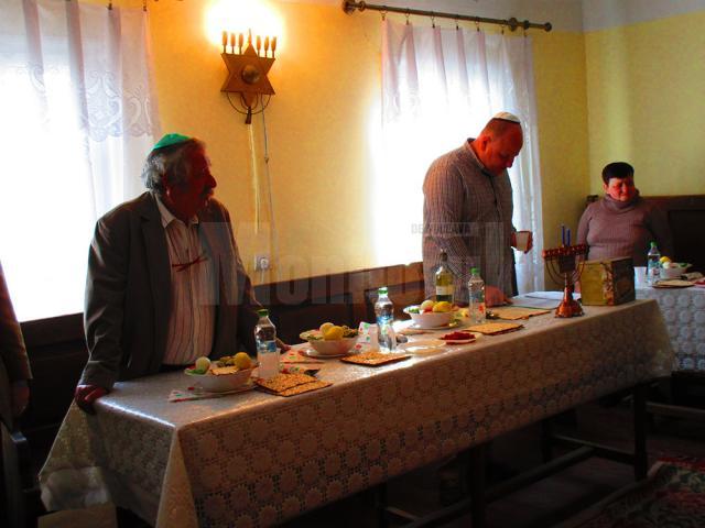 Preşedintele Sorin Golda şi oficiantul religios Daniel Blumenfeld, rugăciune la Seder