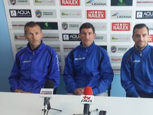 Daniel Bălan, în centrul imaginii, a venit la conferinţa de presă însoţit de cei mai experimentaţi jucători din lot, Claudiu Velescu şi Dorin Semeghin