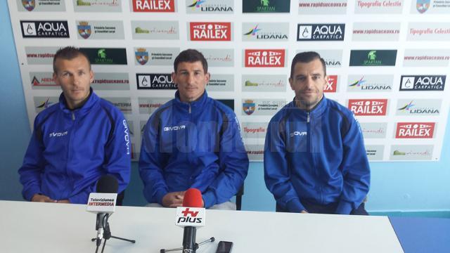 Daniel Bălan, în centrul imaginii, a venit la conferinţa de presă însoţit de cei mai experimentaţi jucători din lot, Claudiu Velescu şi Dorin Semeghin