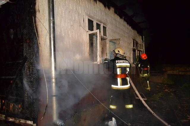 Pompierii au intervenit cu şase autospeciale pentru a mai salva ceva din gospodăria din Straja cuprinsă de flăcări