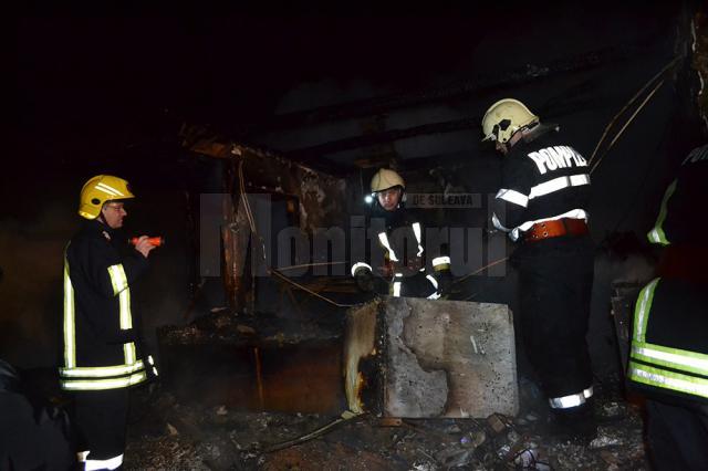O gospodărie distrusă de flăcări la Putna şi pagube importante în urma unui incendiu la Straja