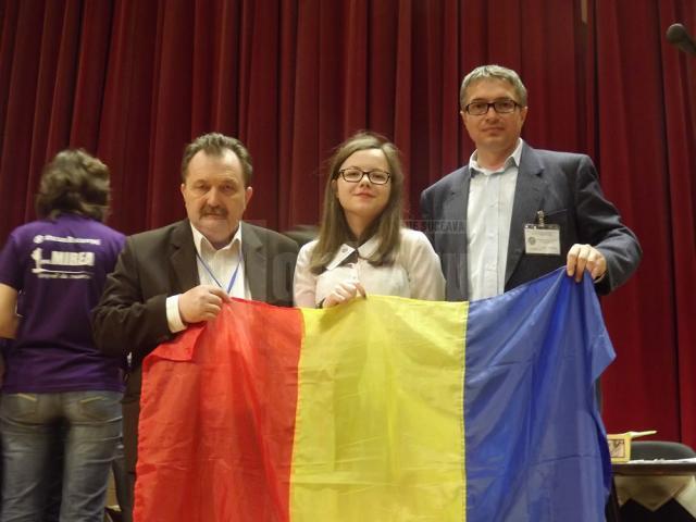 Ana-Maria Cotun, alături de prof. Marcel Porof şi insp. Bogdan Nistor