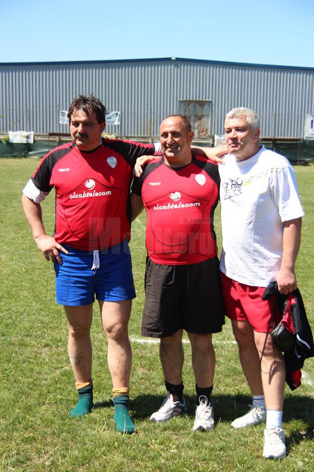 Cătălin Franciuc (mijloc) alături de foștii colegi Ovidiu Slușariuc (dreapta) și Constantin Grig la finalul meciului de old-boys din mai 2013, la 50 de ani de rugby la Suceava