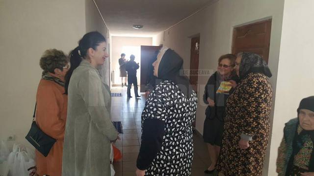 Bătrânele au primit medicamente din partea femeilor din PSD Suceava