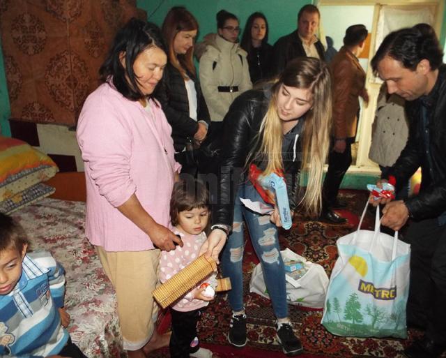 O familie necăjită din Liteni, ajutată cu alimente şi îmbrăcăminte