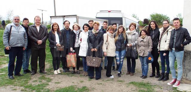 O familie necăjită din Liteni, ajutată cu alimente şi îmbrăcăminte, în cadrul Campaniei „Vestitorii Primăverii”