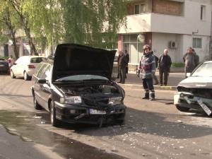 Coliziune violentă între două maşini în centrul Sucevei