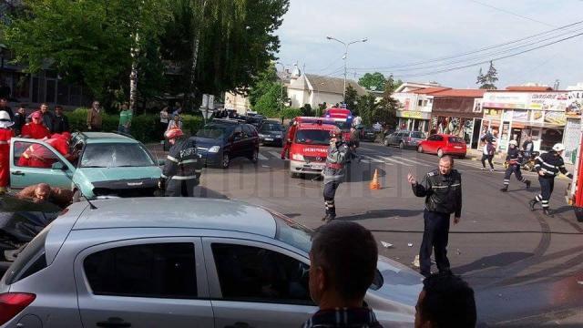 Coliziune violentă între două maşini în centrul Sucevei
