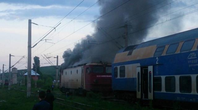 Incendiul a izbucnit în timp ce trenul se afla în zona oraşului Târgu Frumos. Foto: Ziarul de Iaşi