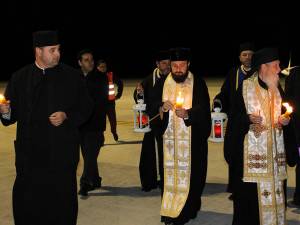 O delegaţie de preoţi, avându-l în frunte pe ÎPS Pimen, a întâmpinat Lumina Sfântă pe Aeroportul din Suceava