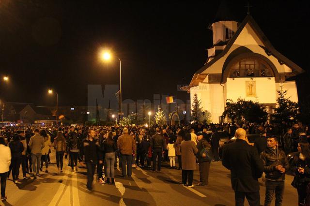 Calea Burdujeni a fost ocupată de miile de credincioşi veniţi să ia lumina de la Biserica „Sf. Andrei”
