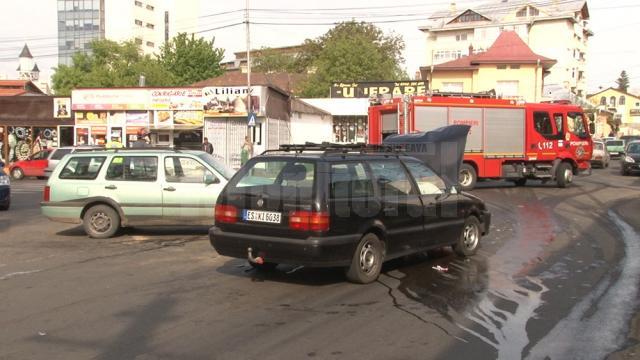 Două autoturisme s-au ciocnit violent, ieri, în centrul municipiului Suceava, lângă Autogară