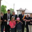 Primarul comunei Păltinoasa, Dumitru Cristian Carpiuc, tăind panglica inaugurală