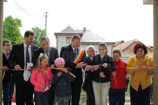 Primarul comunei Păltinoasa, Dumitru Cristian Carpiuc, tăind panglica inaugurală