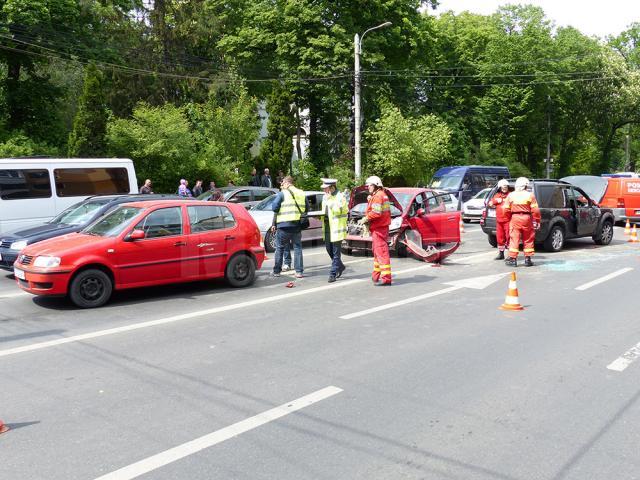 În accident a fost acroşat uşor şi un autoturism Volkswagen, care staţiona în faţa Hondei