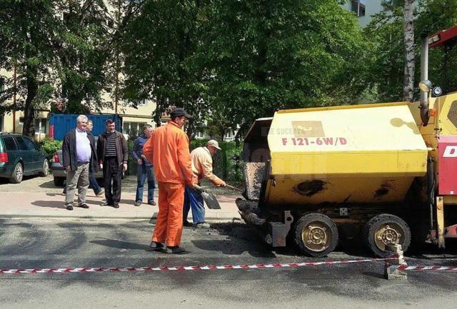 Primul strat de covor asfaltic a fost turnat vineri pe strada Zorilor