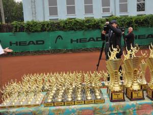 Şi în acest an cupele vor ajunge în posesia participanţilor la Cupa Monitorul la tenis de câmp