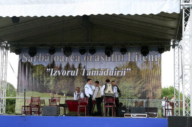 Slujba de sfinţire a apei la Izvorul Tămăduirii din oraşul Liteni a adunat ieri zeci de oameni