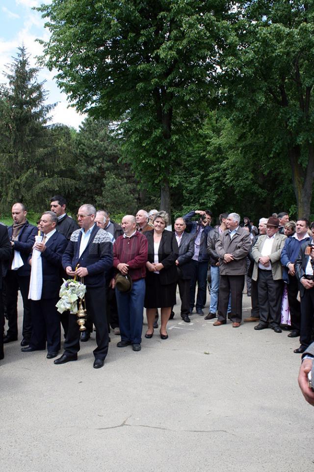 Slujba de sfinţire a apei la Izvorul Tămăduirii din oraşul Liteni a adunat ieri zeci de oameni