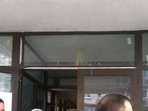 Un bărbat a aruncat un ou în geamul Casei de Cultură, unde era aşteptat Traian Băsescu