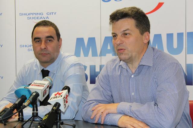 Mircea Petrariu (dreapta), managerul SCS, şi Cristian Moroşanu, director al Asociaţiei Chinologice a Judeţului Suceava