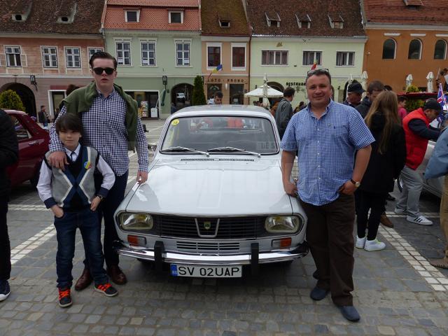 Dănuţ Crainiciuc, împreună cu fiii săi şi maşina care poate face istorie