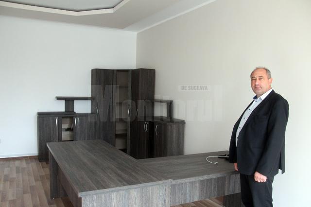 Constantin Mutescu, primarul din Vicovu de Jos, în noua clădire a primăriei