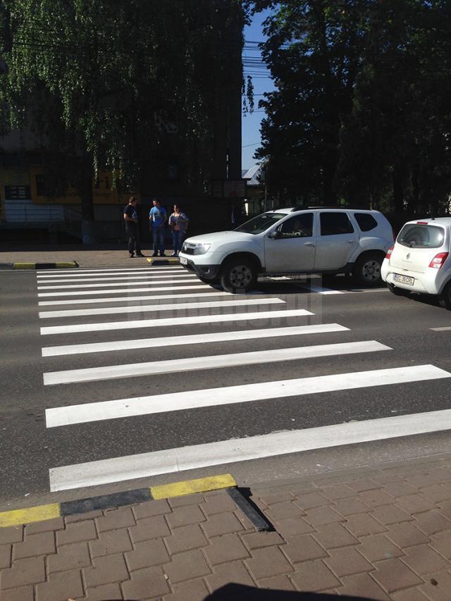 Trecerea de pietoni de la Policlinica Areni, marcată cu vopsea bicomponentă