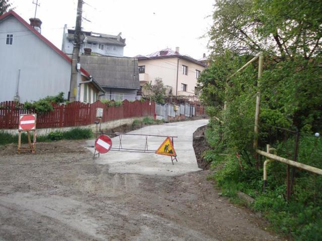 Reparaţiile stradale, efectuate în paralel cu refacerea marcajelor rutiere, pe străzile Sucevei