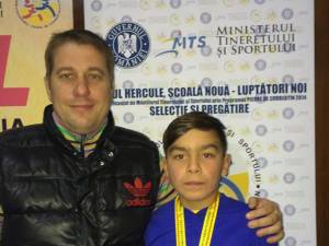 Antrenorul sucevean Daniel Ciubotaru alături de Ioan Bălan, un sportiv de perspectivă pentru luptele sucevene