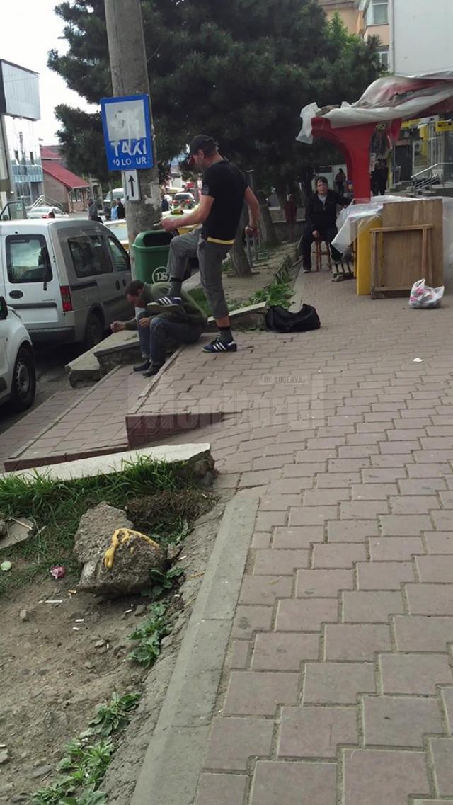 Bărbatul este lovit foarte violent, în mai multe rânduri, de un individ cunoscut în zona Orizont din cartierul Burdujeni ca „Italianu”
