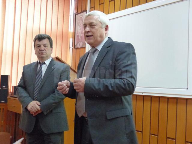 Inspectorul general al Inspectoratului Şcolar Judeţean Suceava, Gheorghe Lazăr (dreapta)