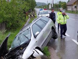 Un autoturism s-a izbit de un cap de pod, după ce şoferiţa a aţipit la volan