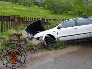 Un autoturism s-a izbit de un cap de pod, după ce şoferiţa a aţipit la volan