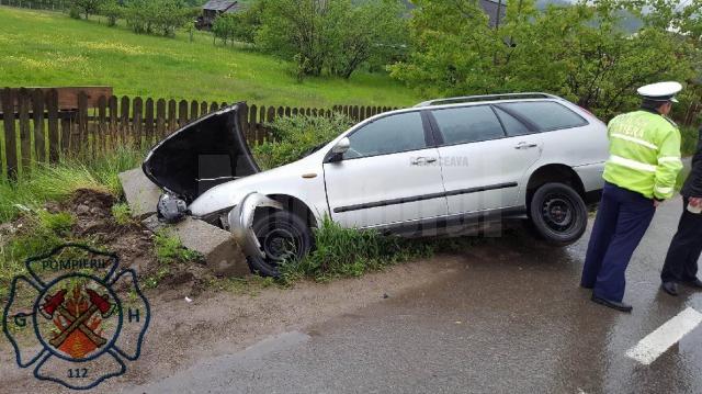 Un autoturism s-a izbit de un cap de pod, după ce şoferiţa a aţipit la volan