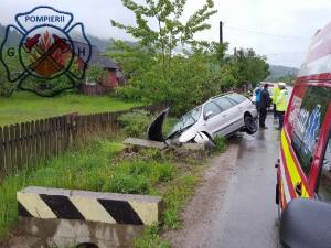 Un autoturism s-a izbit de un cap de pod, după ce şoferiţa a aţipit la volan