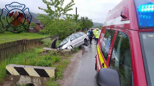 Un autoturism s-a izbit de un cap de pod, după ce şoferiţa a aţipit la volan