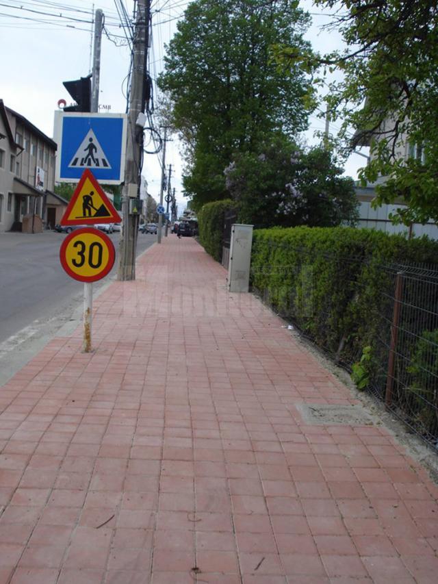Lucrările de modernizare a străzii Zamcei au fost finalizate la trotuare, urmând să fie turnat şi covor asfaltic, pe 8000 de mp