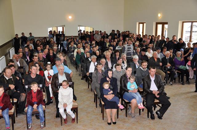 Câteva sute de locuitori din Vatra Moldoviţei au fost prezenţi la întâlnirea cu Virgil Saghin şi Gheorghe Flutur
