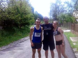 Antrenorul Cristian Prâsneac alături de sportivii săi, Gabriel Bularda și Alina Paula Vântu la naționalele de alergare montană