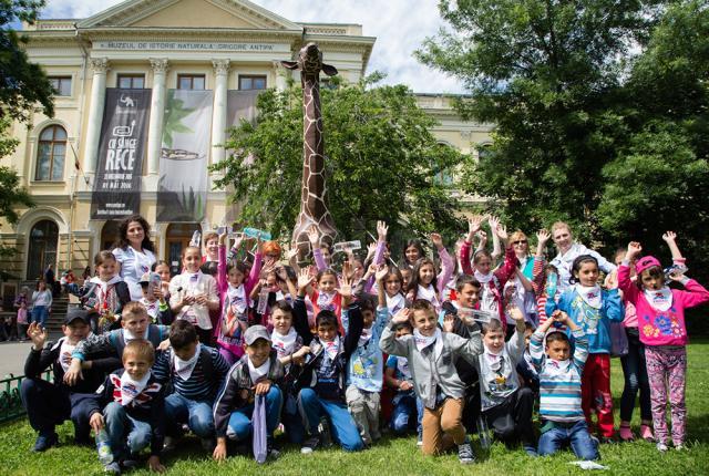 60 de copii din Suceava şi Ilfov, duşi în excursie la Bucureşti de Fundaţia FARA, patronată de Prinţul Charles. Foto: Mihnea Ciulei