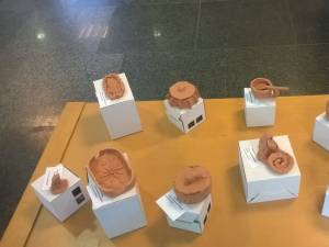 Lucrări în ceramică realizate de şcolari şi preşcolari, expuse la Centrul pentru Păstrarea Tradițiilor Bucovinene