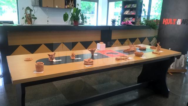 Lucrări în ceramică realizate de şcolari şi preşcolari, expuse la Centrul pentru Păstrarea Tradițiilor Bucovinene