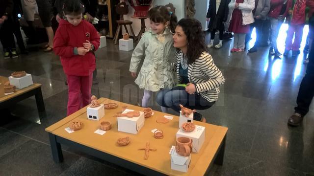 36 de lucrări în ceramică realizate de şcolari şi preşcolari, expuse la Centrul pentru Păstrarea Tradițiilor Bucovinene