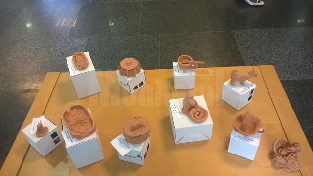 36 de lucrări în ceramică realizate de şcolari şi preşcolari, expuse la Centrul pentru Păstrarea Tradițiilor Bucovinene