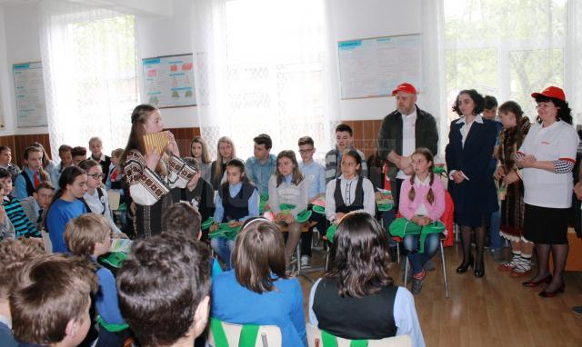 E.ON a donat 30 de calculatoare şcolilor gimnaziale din Izvoarele Sucevei şi Ciocăneşti