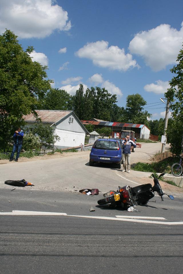 Accidentul s-ar fi petrecut în momentul în care şoferul din Botoşani a virat la stânga de pe drumul naţional