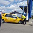 În urma impactului, şoferul şi pasagerul taximetrului au fost răniţi