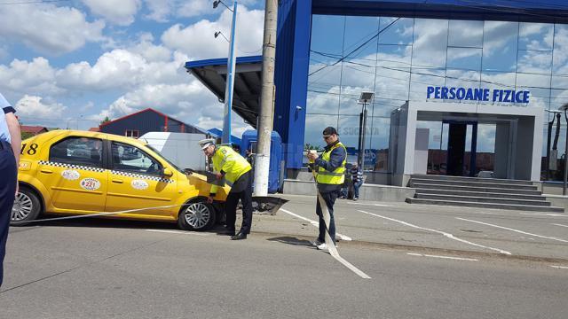 În urma impactului, şoferul şi pasagerul taximetrului au fost răniţi